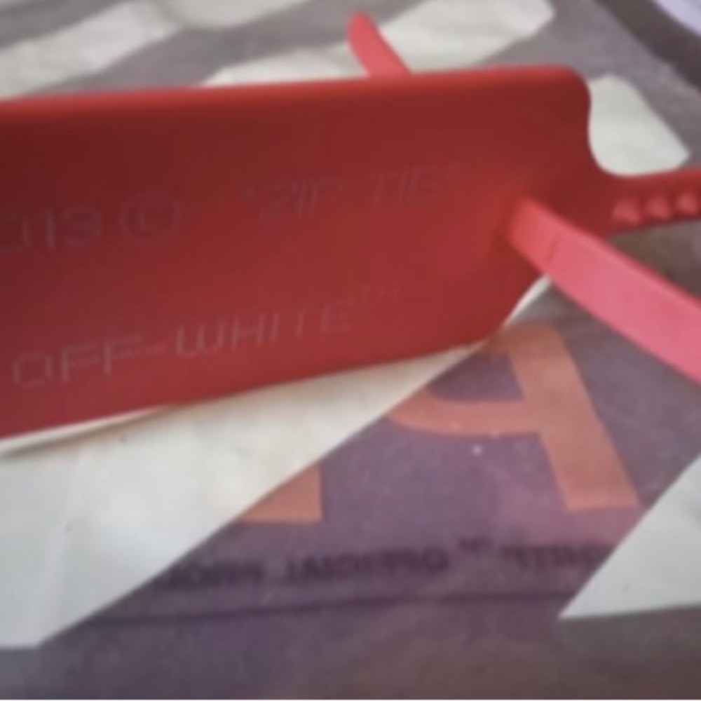 Off-White Key chain w Tag NWT w Bag no Box - Picture 7 of 9